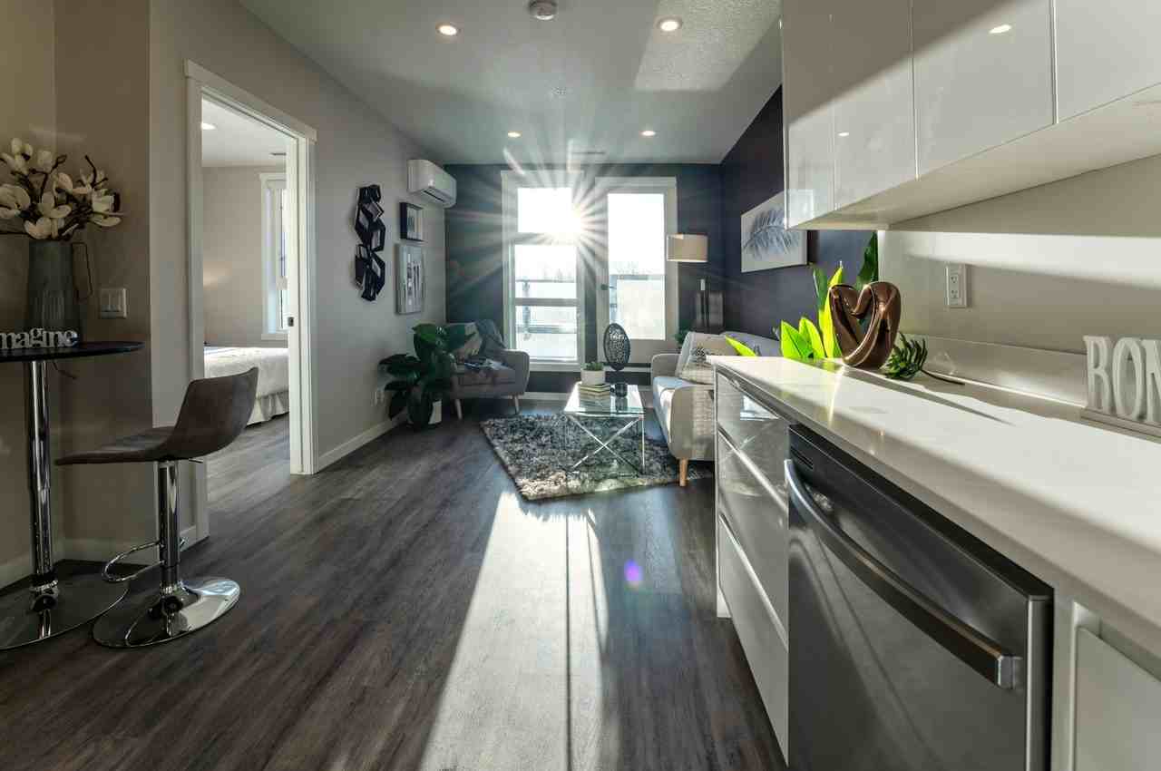 Solo on 4th - Photo 2 of 29