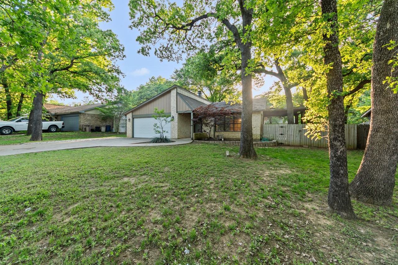 121 Lake Vis W - Photo 2 of 44