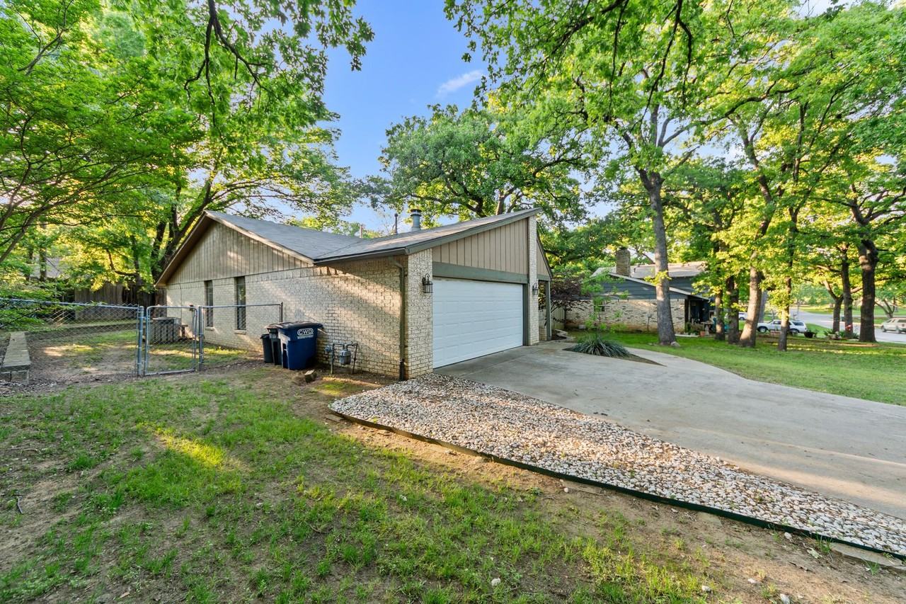 121 Lake Vis W - Photo 3 of 44
