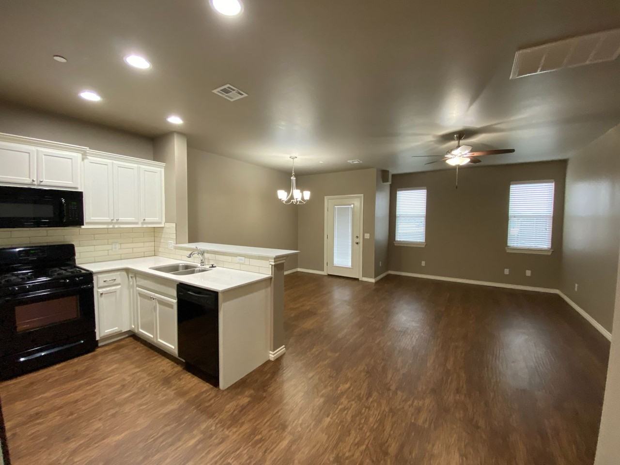 799 Sw 14th St - Photo 3 of 20