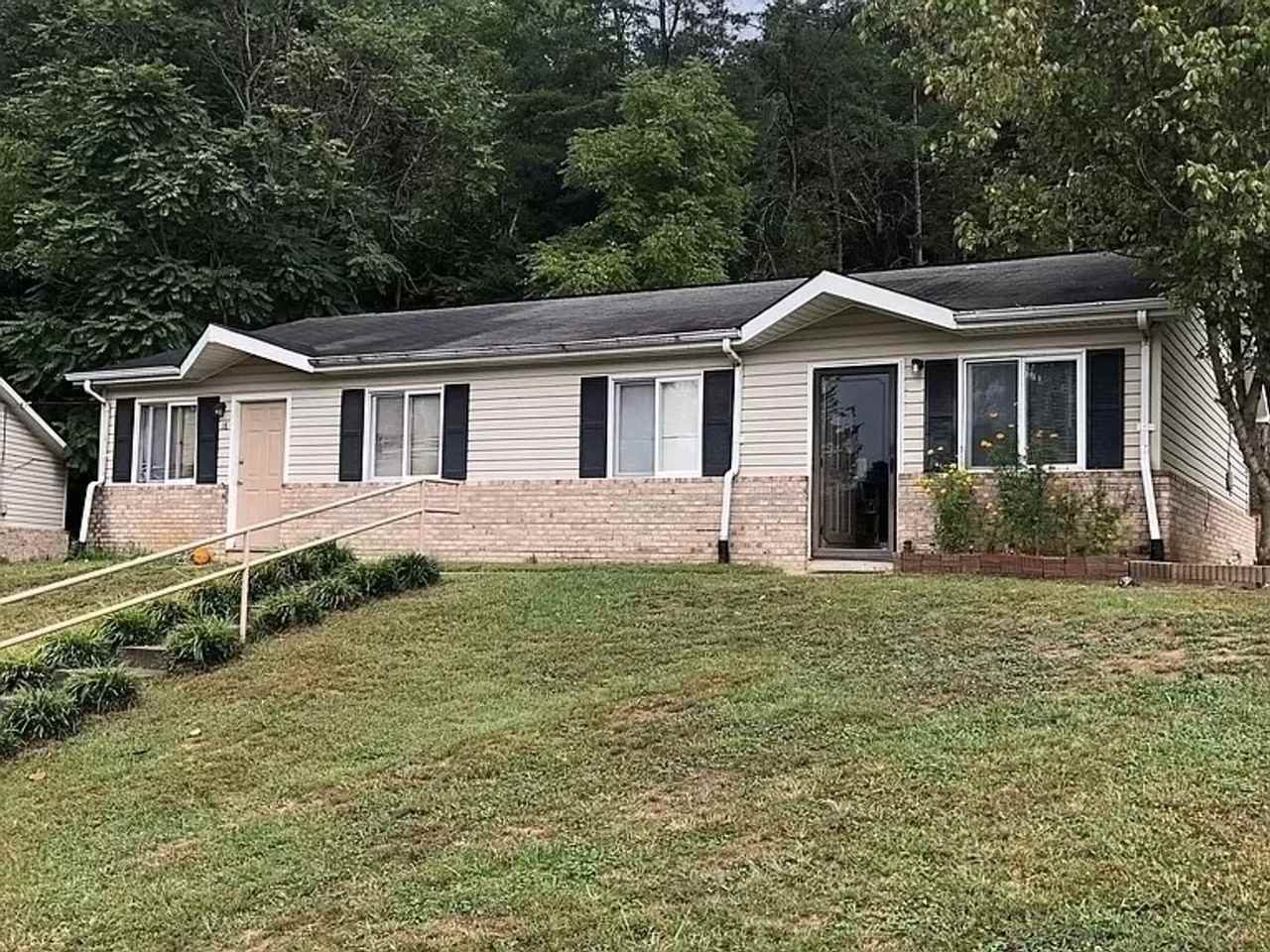 2800 Sullivan Gardens Pkwy - Photo 2 of 10