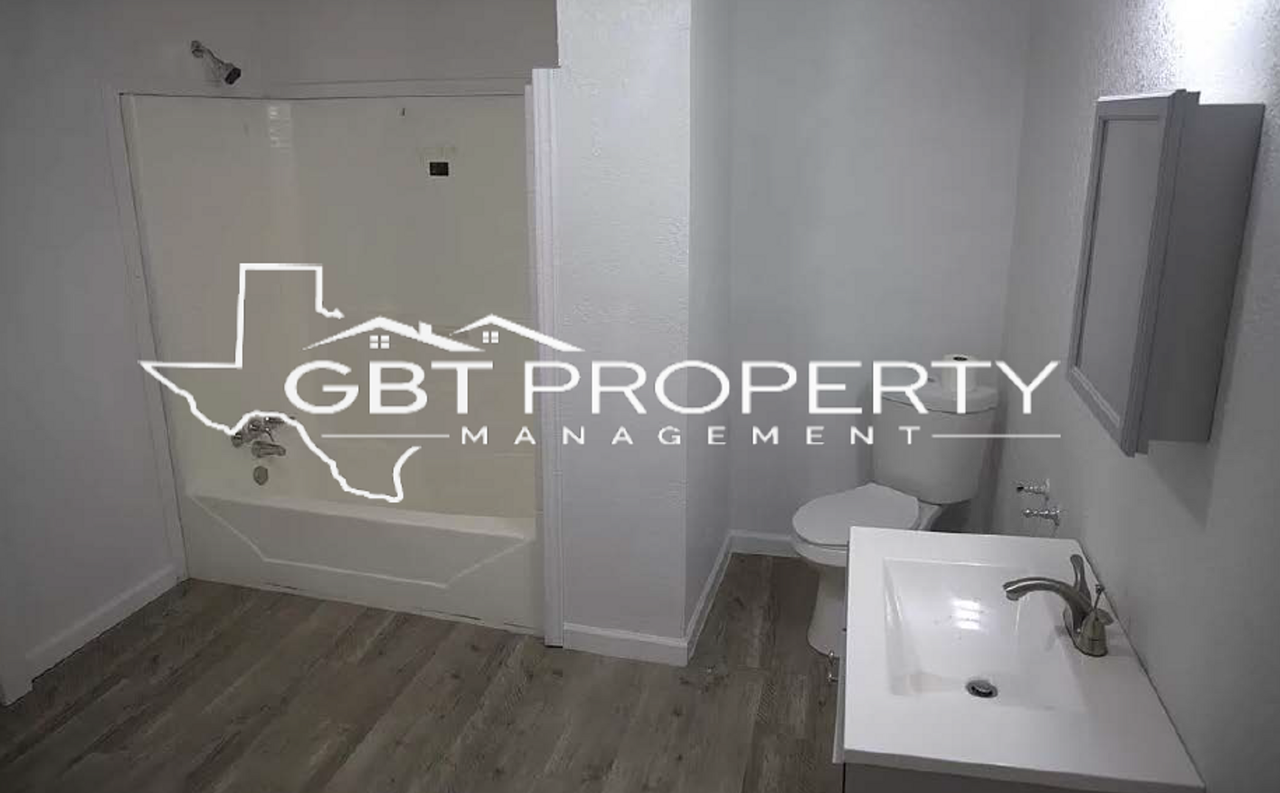 1606 3rd St - Photo 2 of 5
