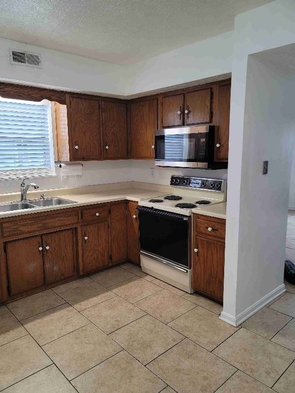 739 W 8th St #2 - Photo 2 of 13