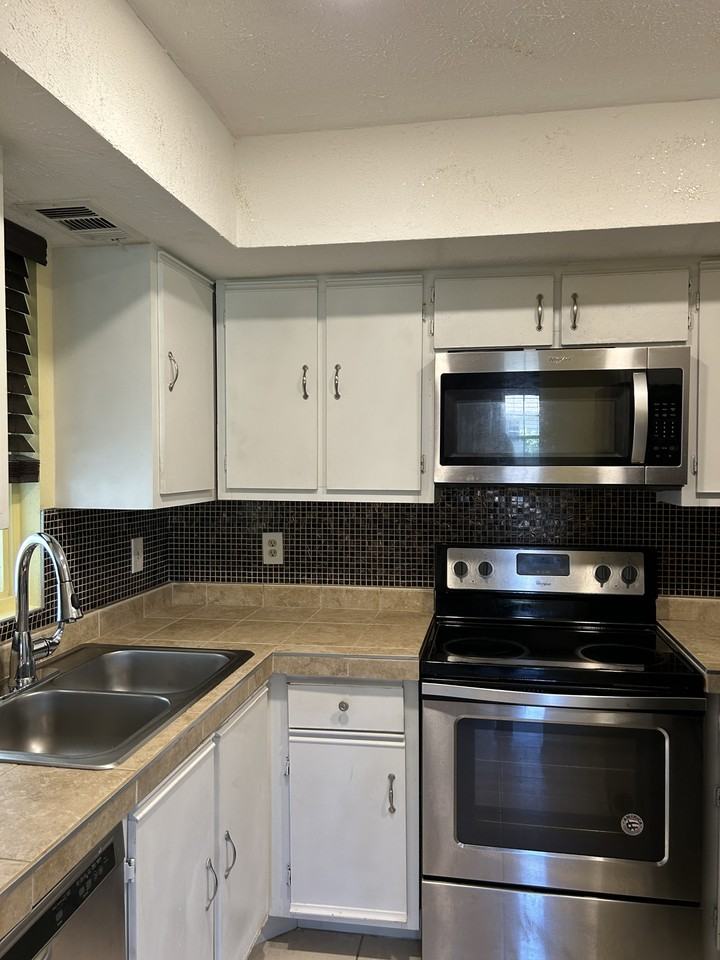 1562 Se Royal Green Cir #T204 - Photo 2 of 16