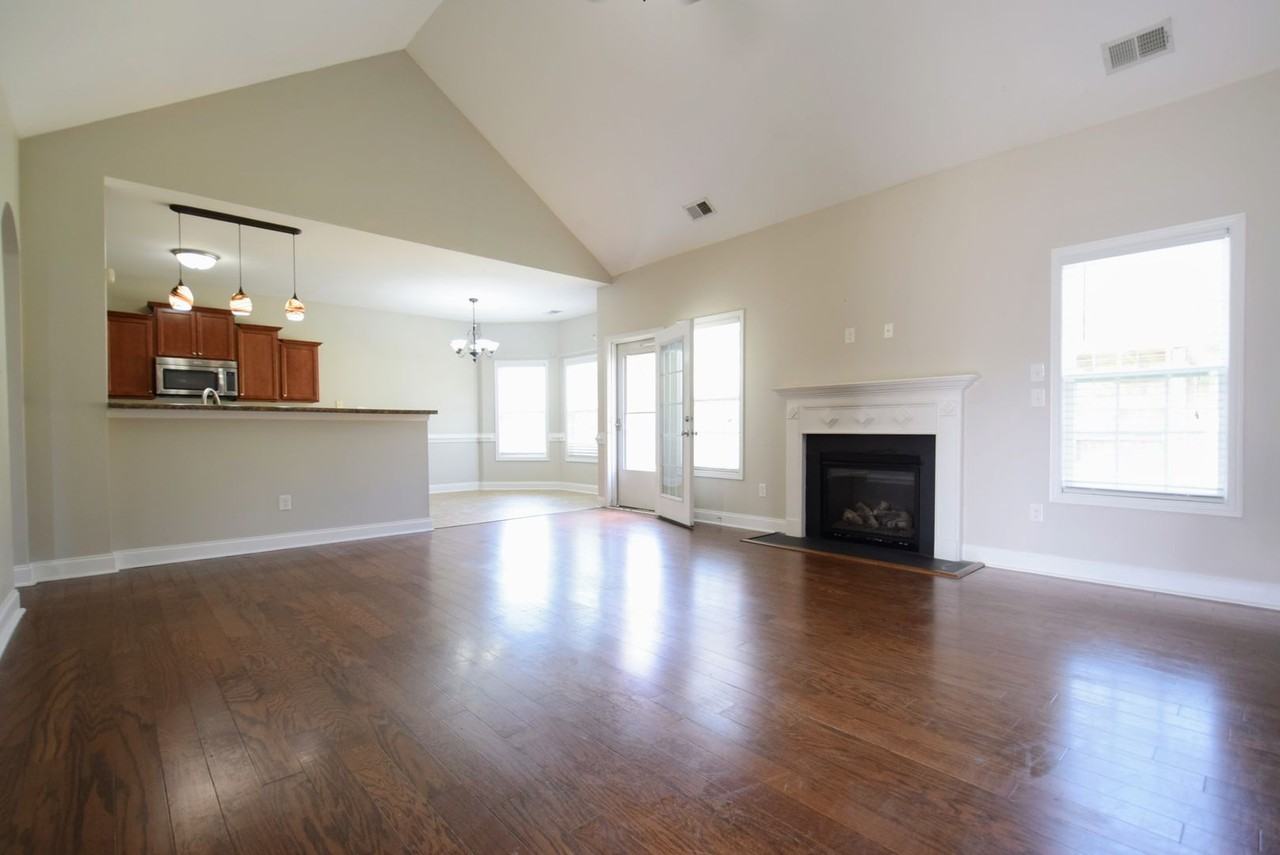 323 Blackhawk Ln - Photo 3 of 23