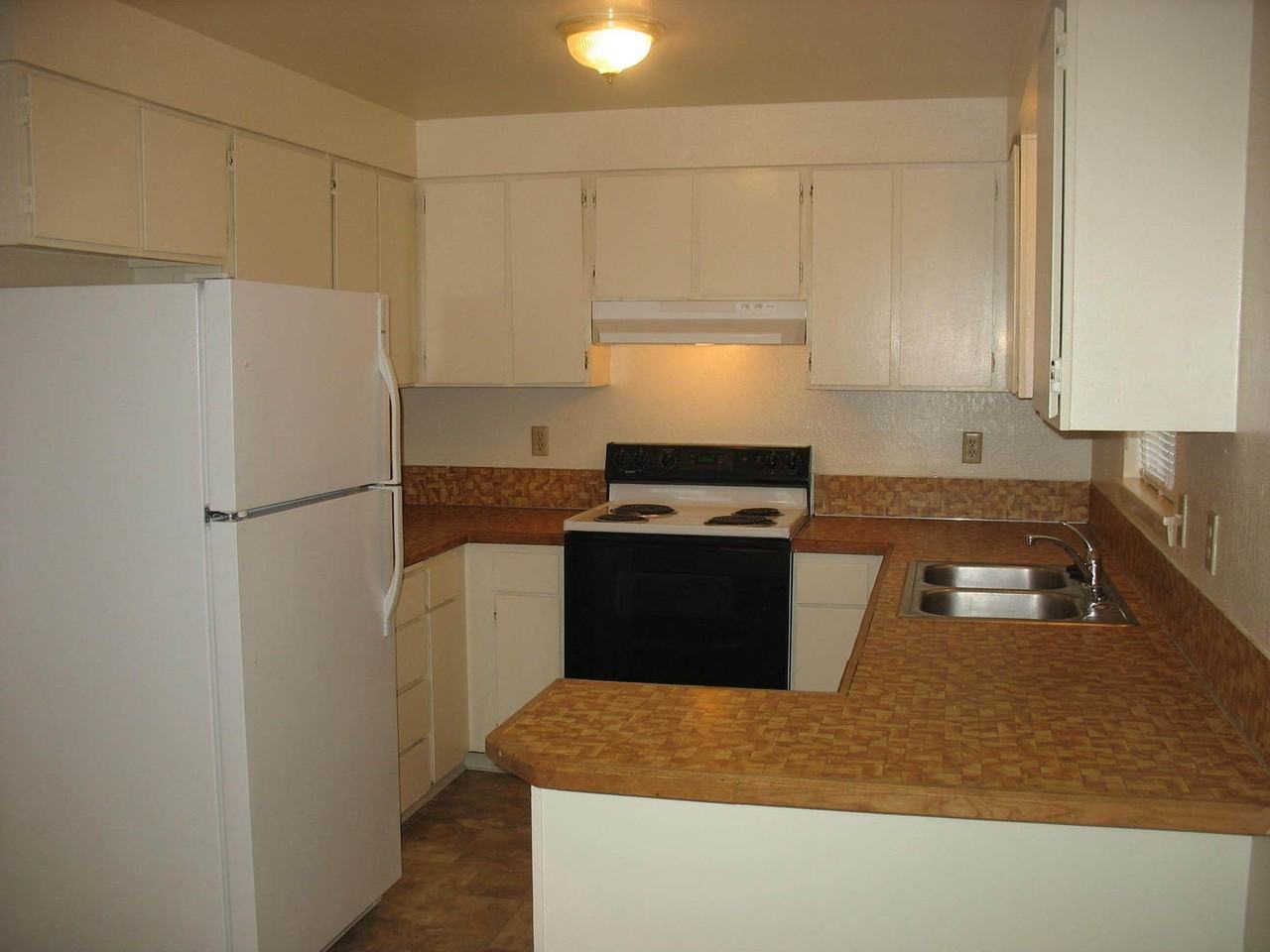 219 E Denver St - Photo 2 of 10