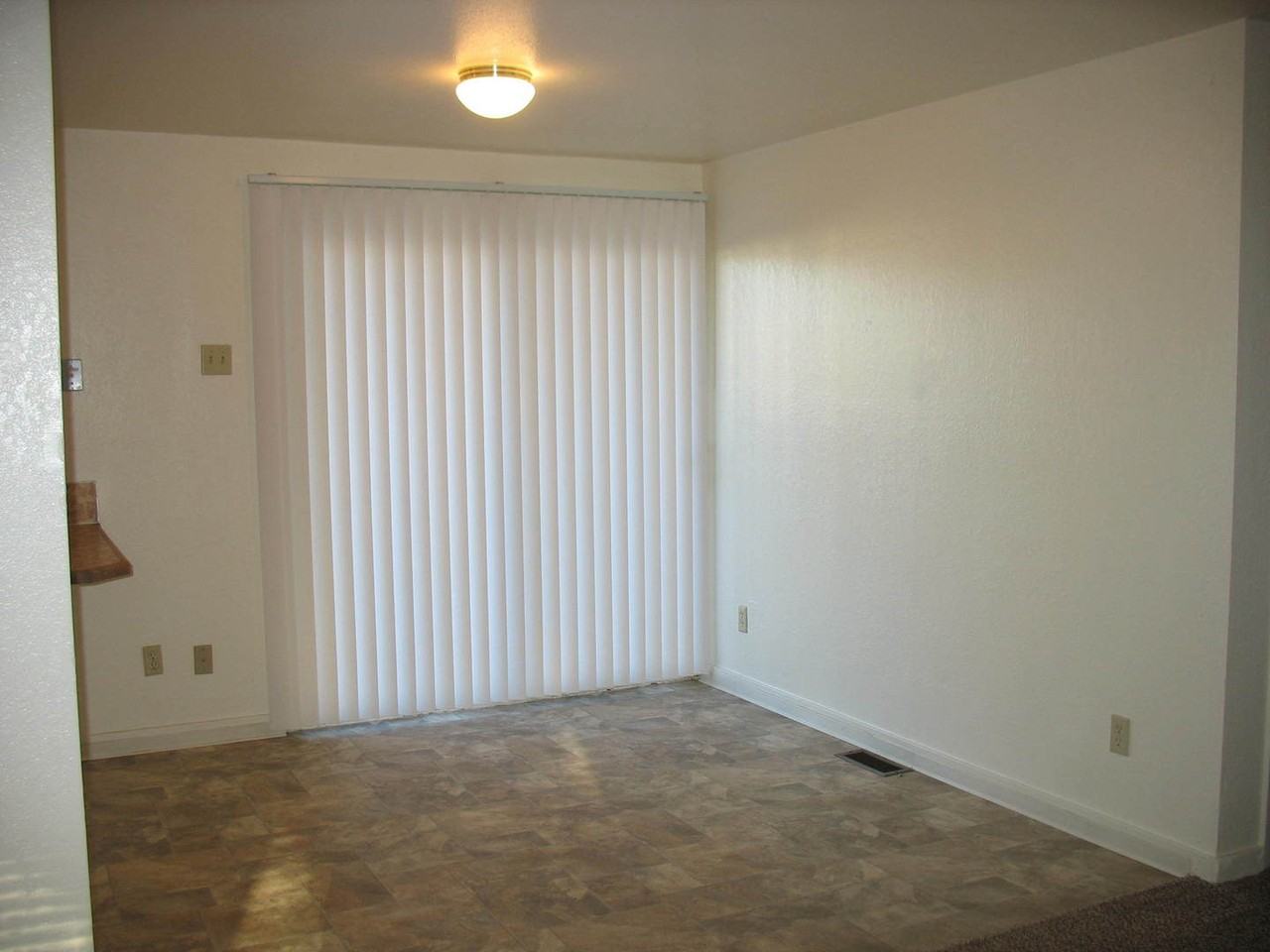 219 E Denver St - Photo 3 of 10