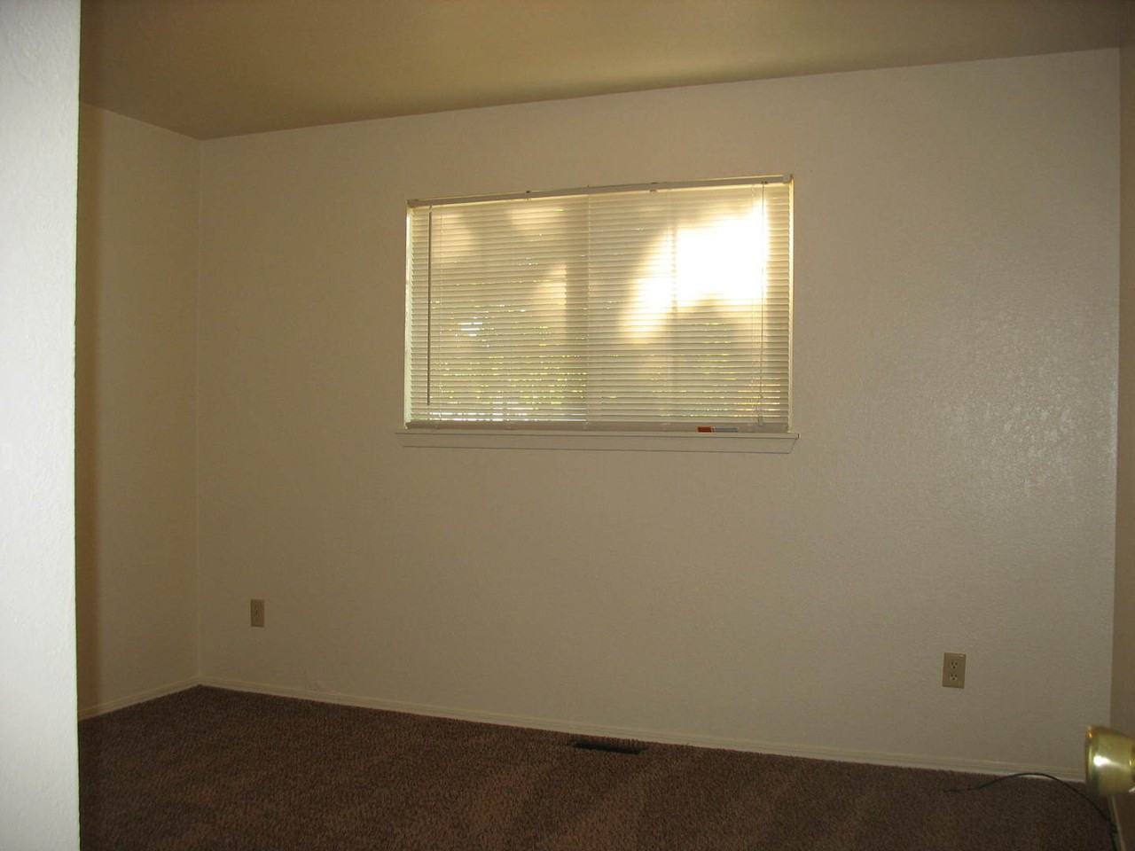 219 E Denver St - Photo 6 of 10