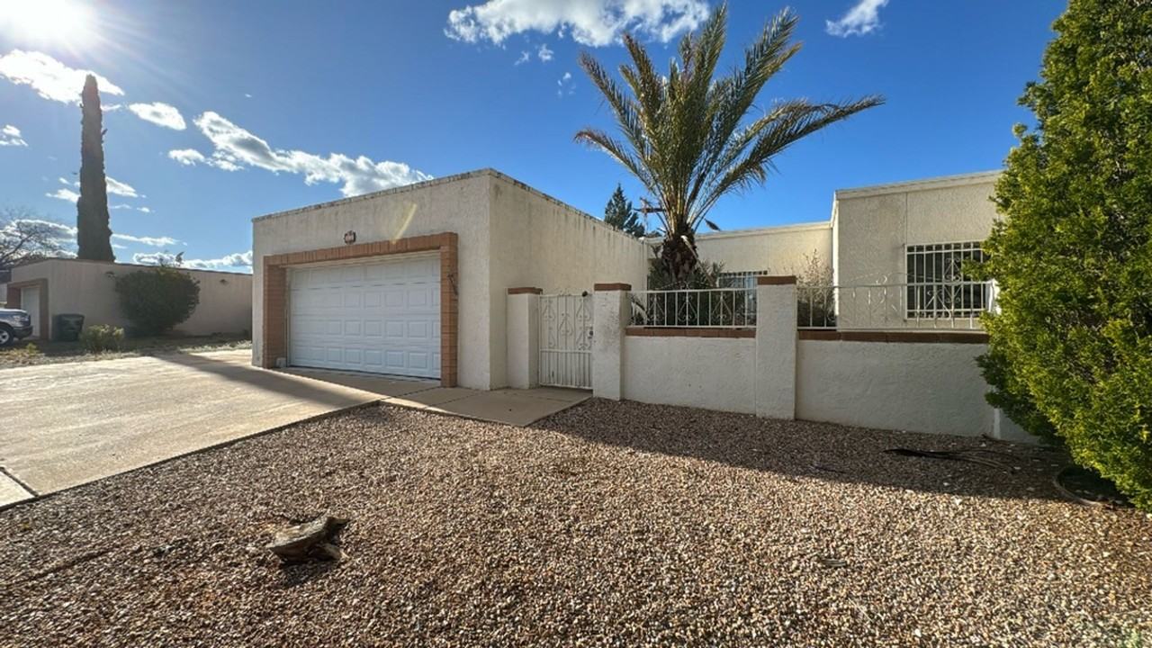 1041 Carmelita Dr - Photo 2 of 23