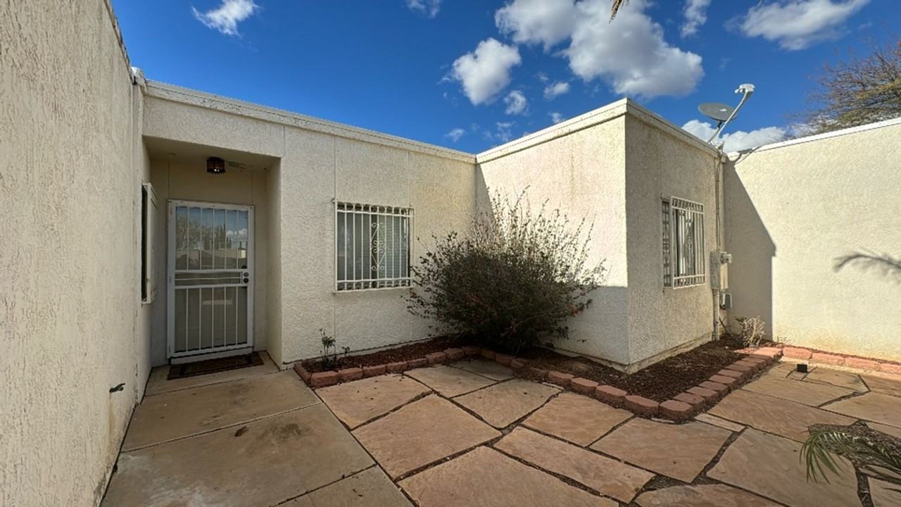 1041 Carmelita Dr - Photo 3 of 23