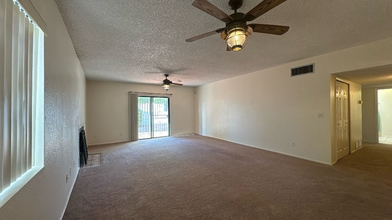 1041 Carmelita Dr - Photo 4 of 23