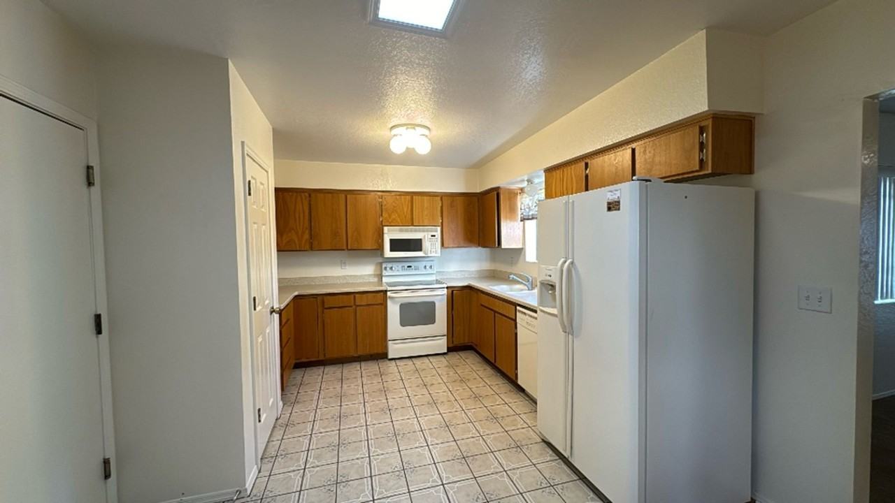 1041 Carmelita Dr - Photo 6 of 23