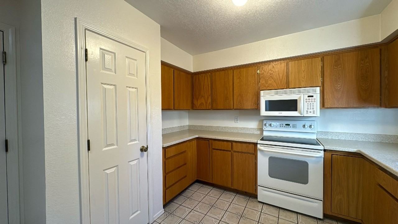 1041 Carmelita Dr - Photo 7 of 23