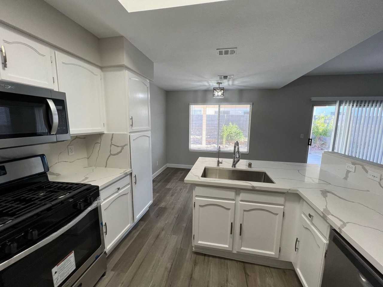 2815 Norfolk Ave - Photo 2 of 17