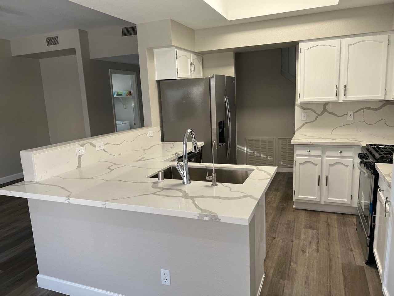 2815 Norfolk Ave - Photo 3 of 17