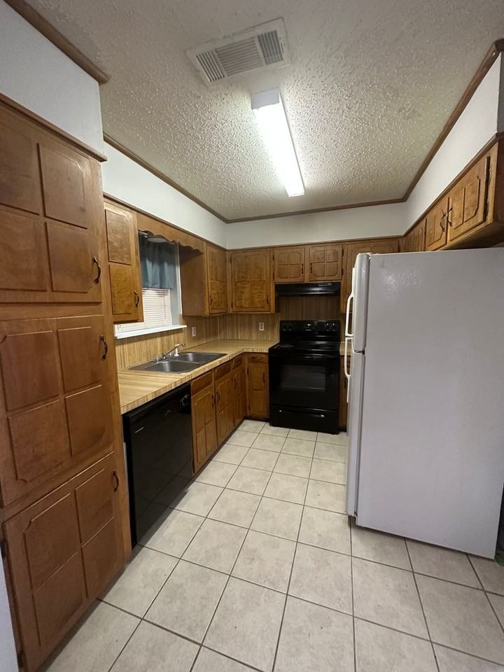 100 Bobbie Ct - Photo 3 of 9