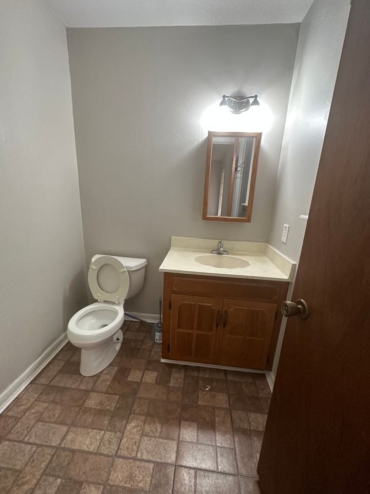 100 Bobbie Ct - Photo 7 of 9