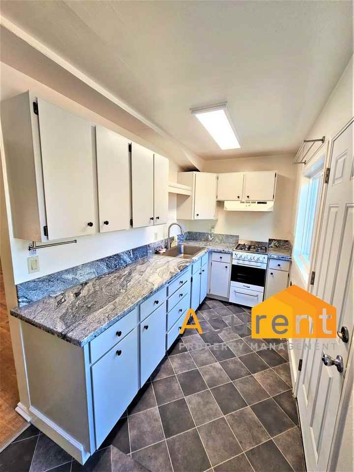 131 Coolidge St - Photo 5 of 11