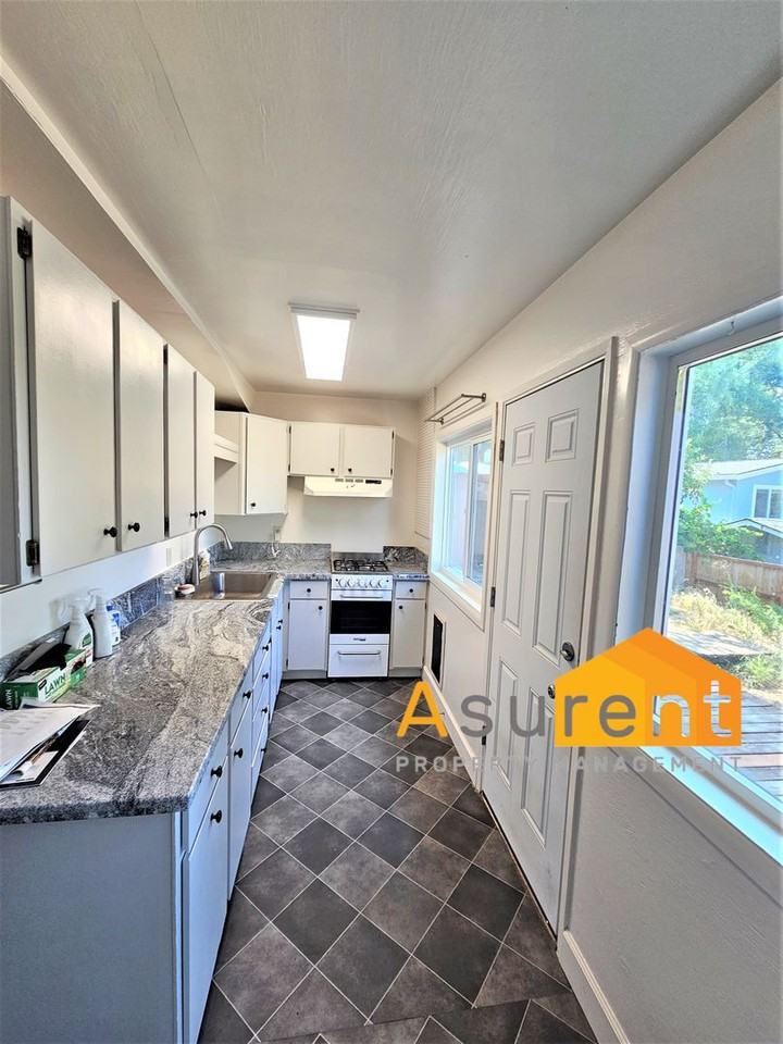 131 Coolidge St - Photo 6 of 11