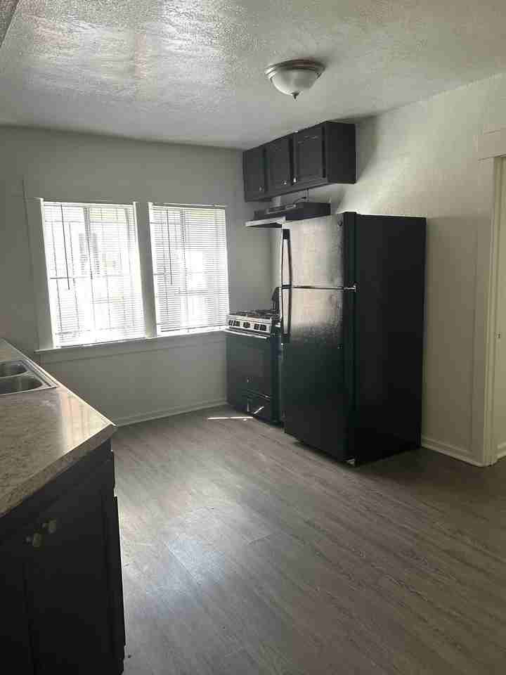 635 W 54th St - Photo 3 of 9