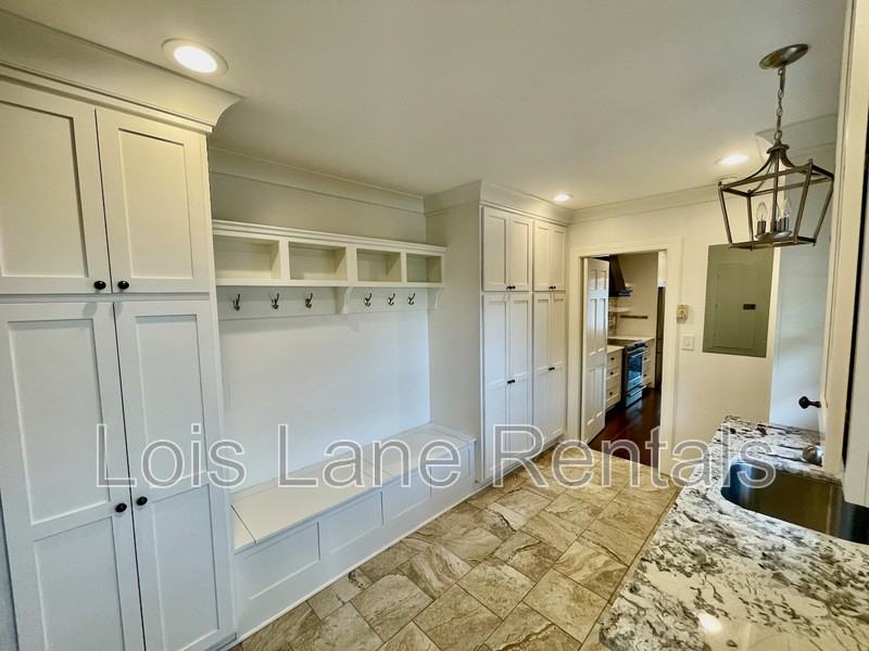 3 1/2 Saint Michaels Aly - Photo 3 of 26