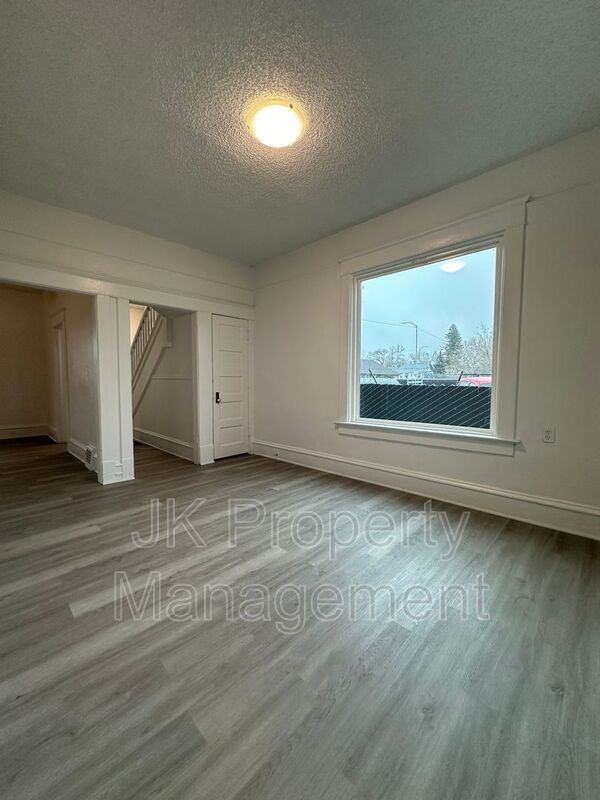 604 2nd Ave S - Photo 4 of 20