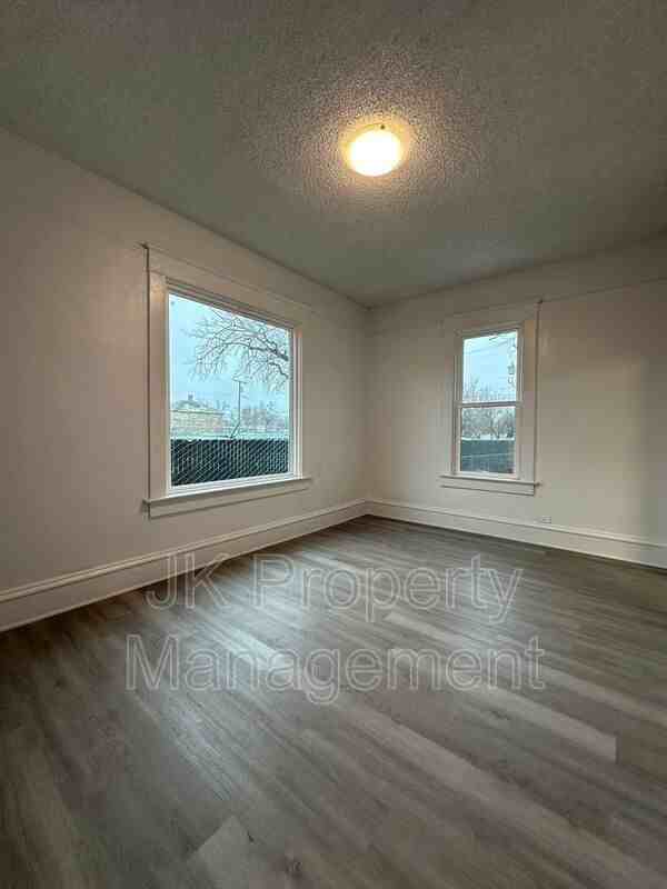 604 2nd Ave S - Photo 7 of 20