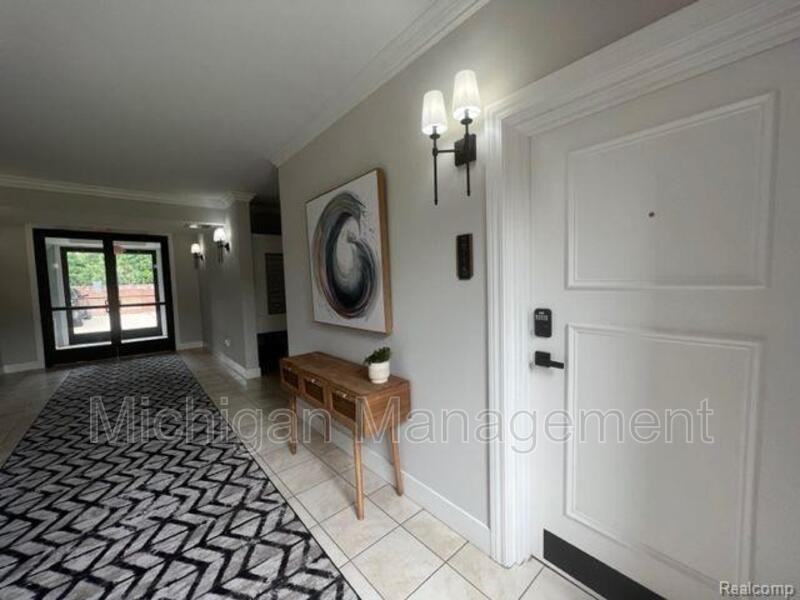 2735 E Maple Rd - Photo 7 of 34