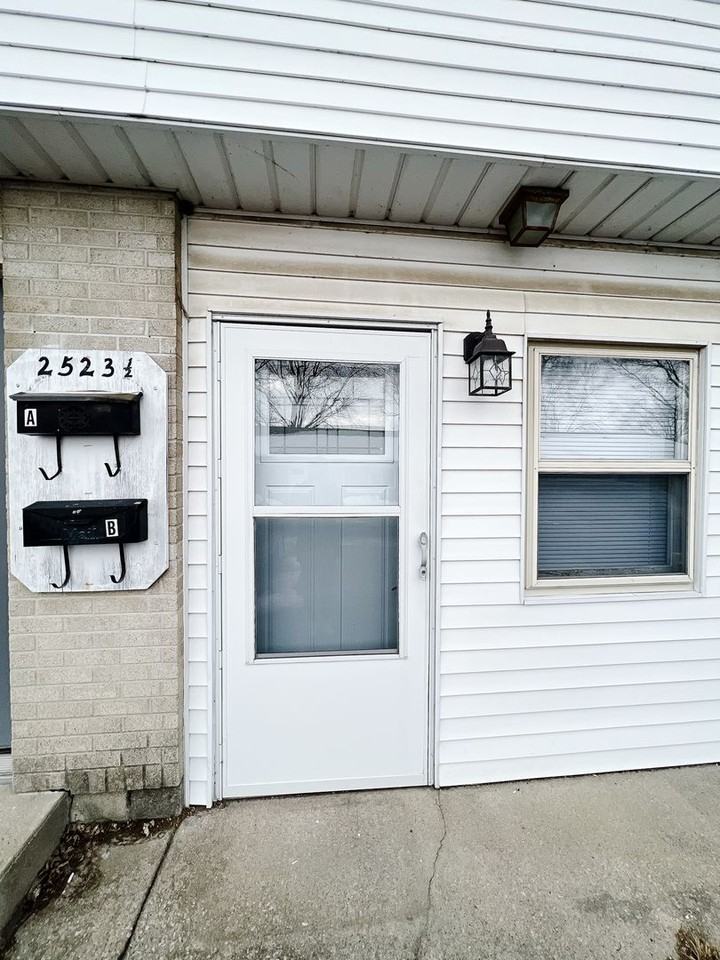 2523 1/2 W Ethel Ave - Photo 6 of 7