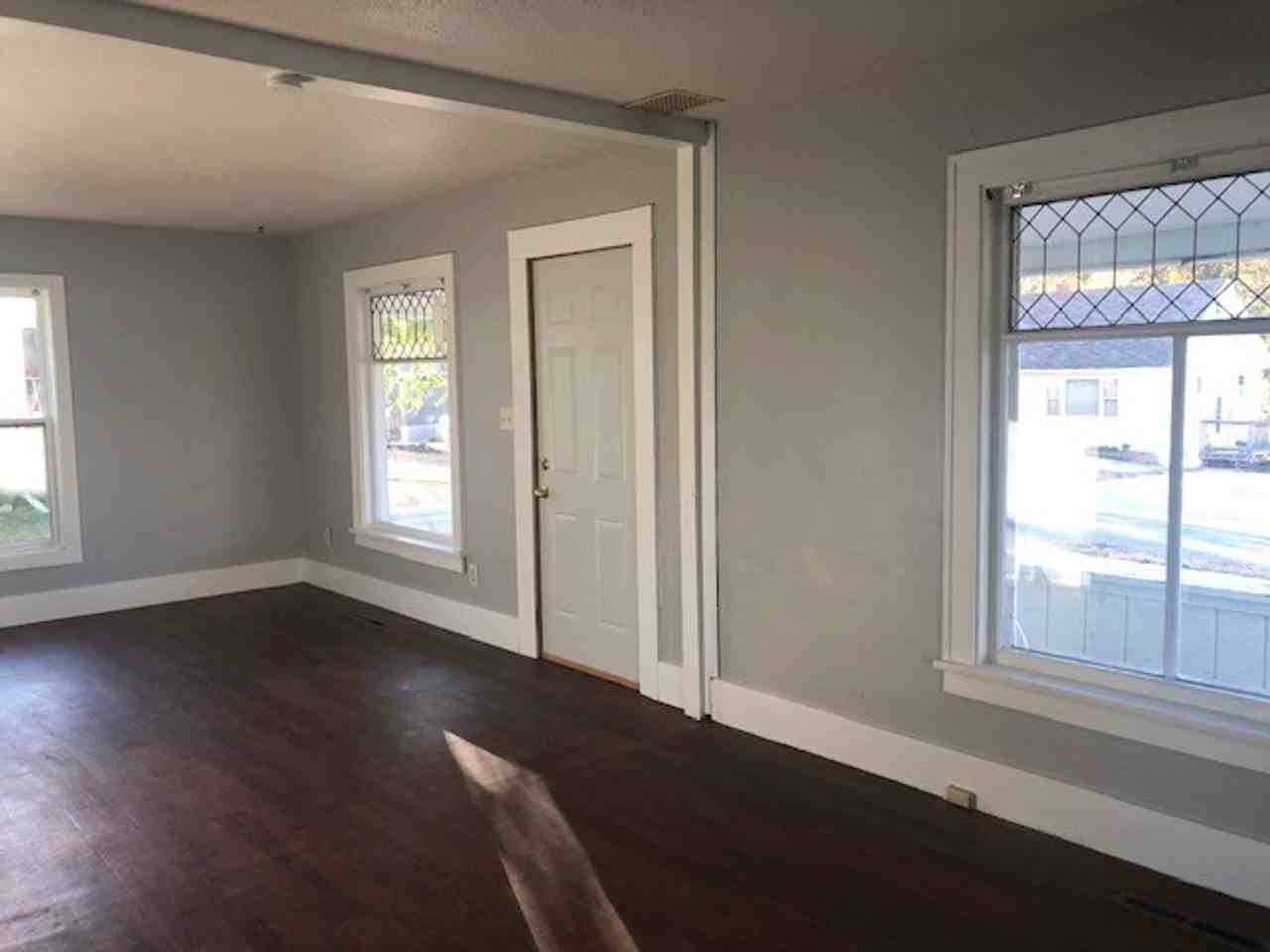 907 9th Ave Ne - Photo 6 of 13