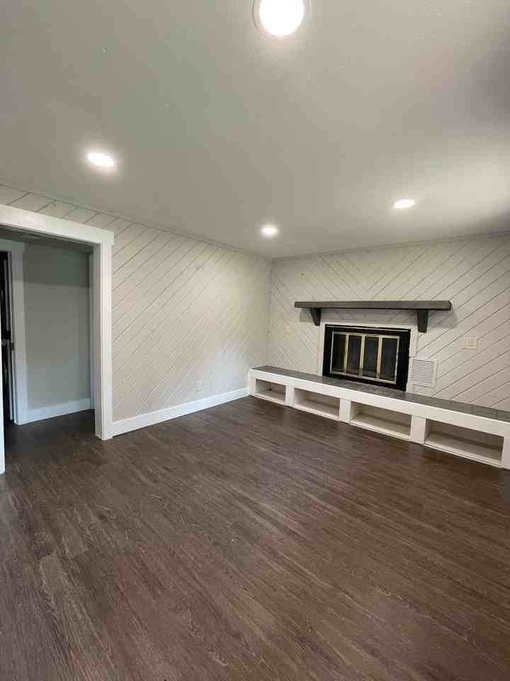 377 Monarch St - Photo 5 of 17