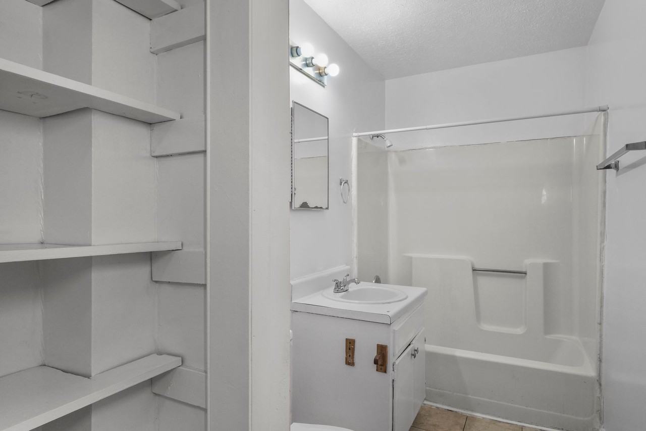 122 South Ford Street - Photo 6 of 12