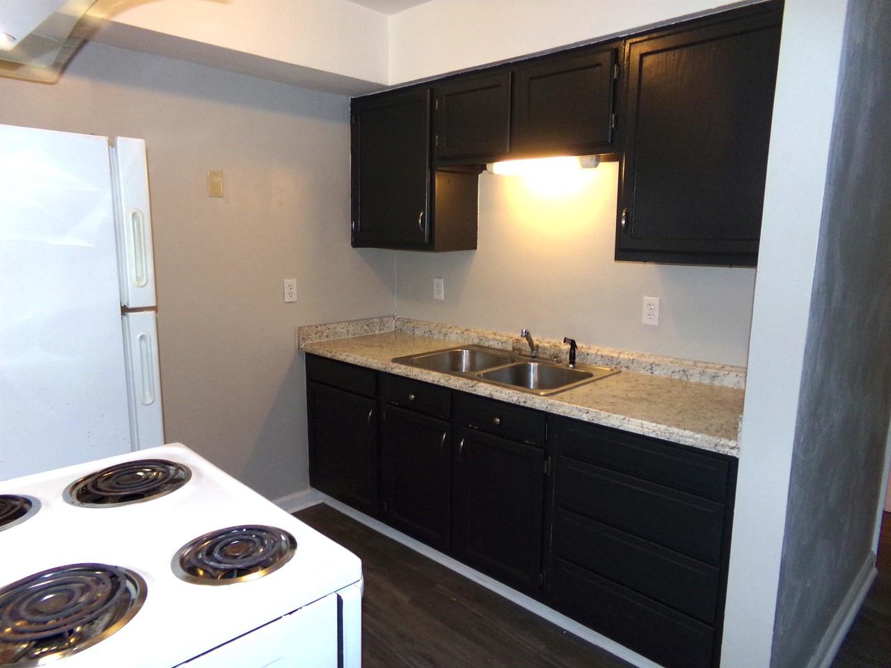 415 W 32nd St #1 - Photo 4 of 17