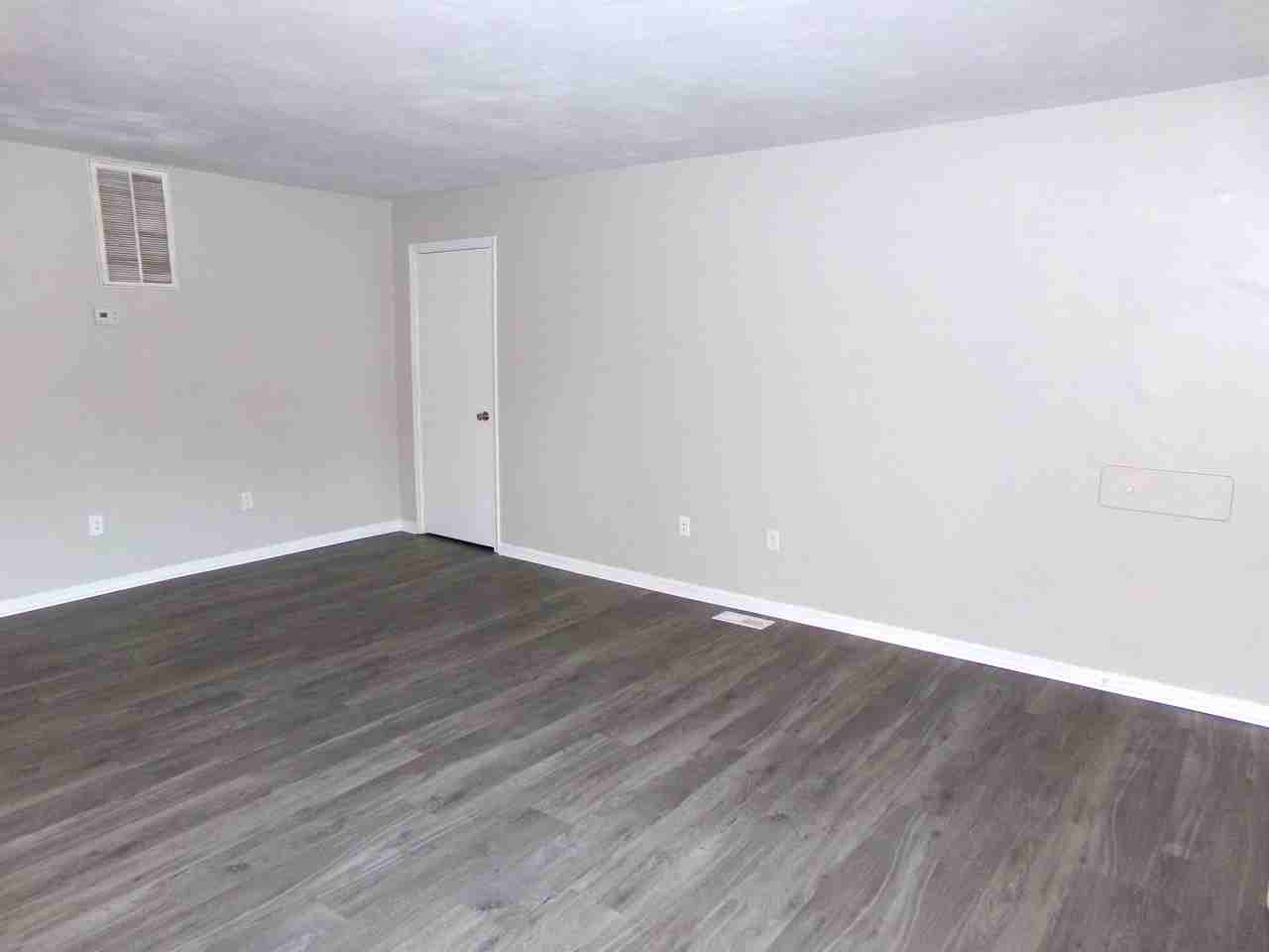 415 W 32nd St #1 - Photo 6 of 17