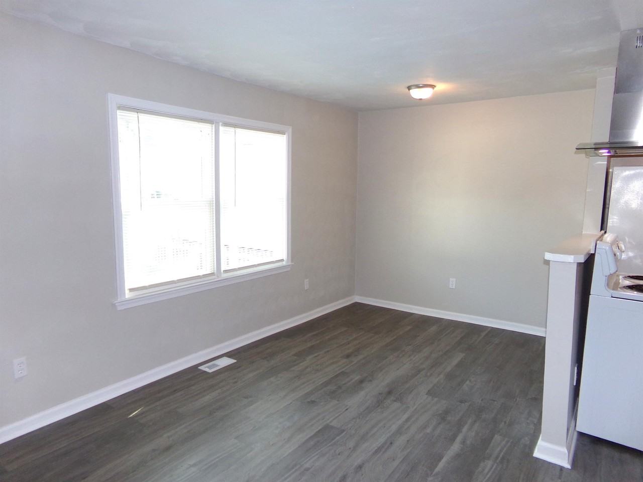 415 W 32nd St #1 - Photo 7 of 17