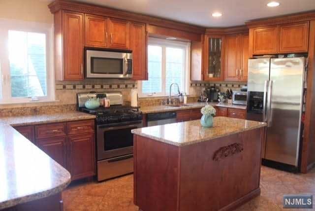 83 Charter Oak St - Photo 3 of 18