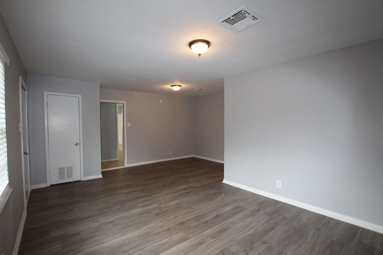 2327 Plume Dr - Photo 4 of 22