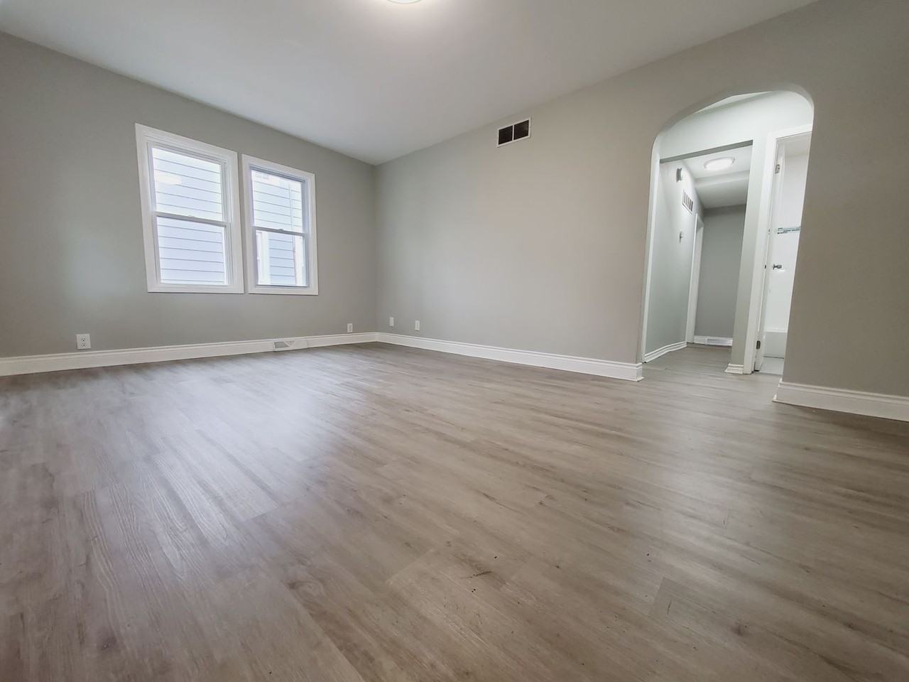 428 N Hobart Rd - Photo 3 of 7