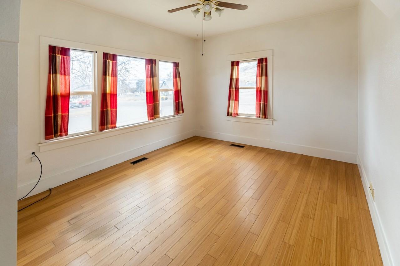 90 W 100 N - Photo 2 of 14