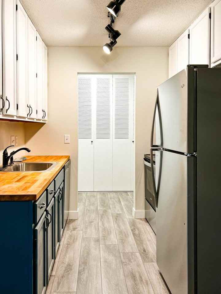 2800 Hillsboro Ave N - Photo 5 of 23