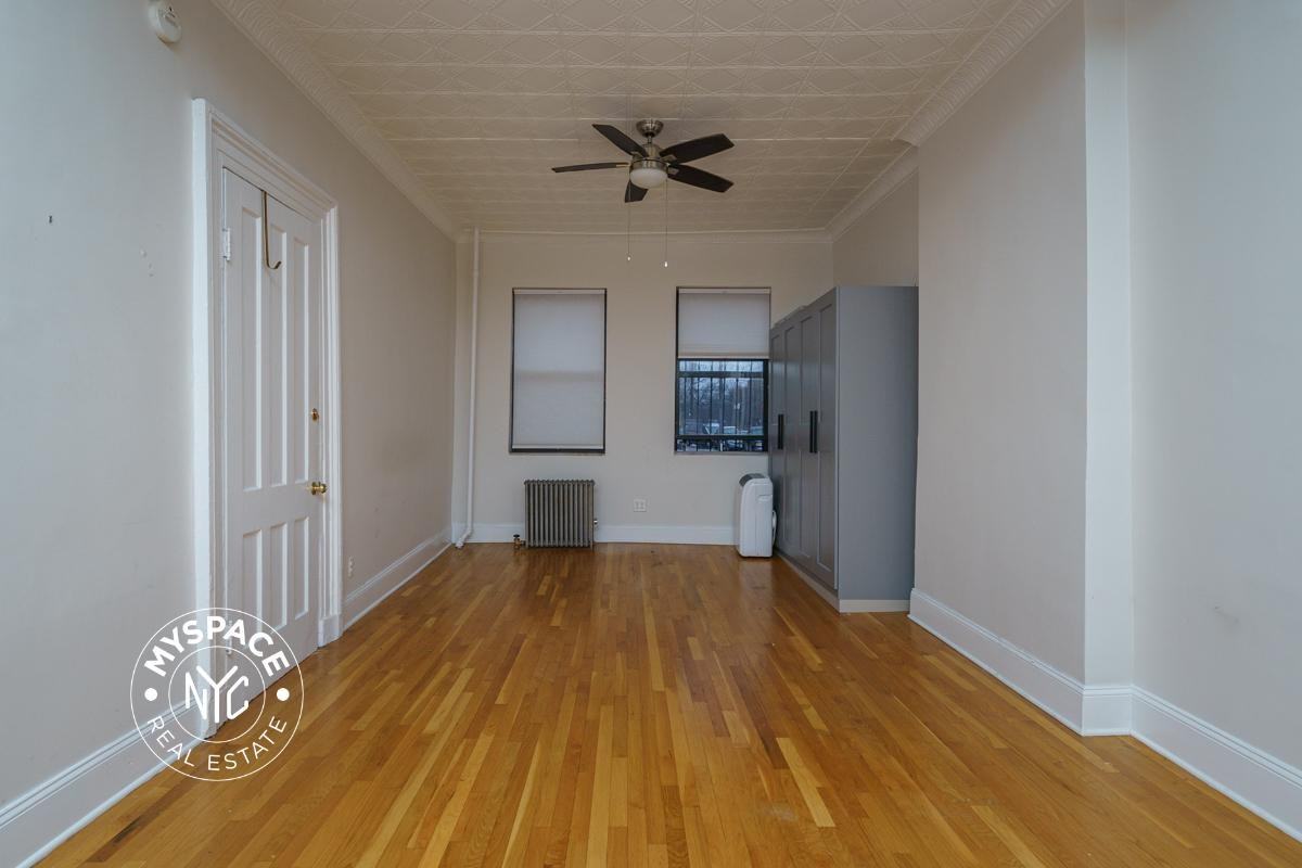 292 Van Brunt St #1 - Photo 4 of 9
