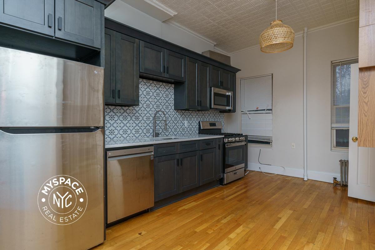 292 Van Brunt St #1 - Photo 5 of 9