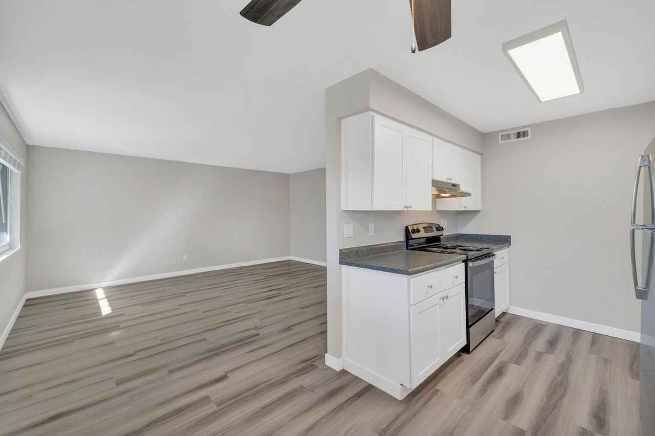 1668 Locust - Photo 4 of 16
