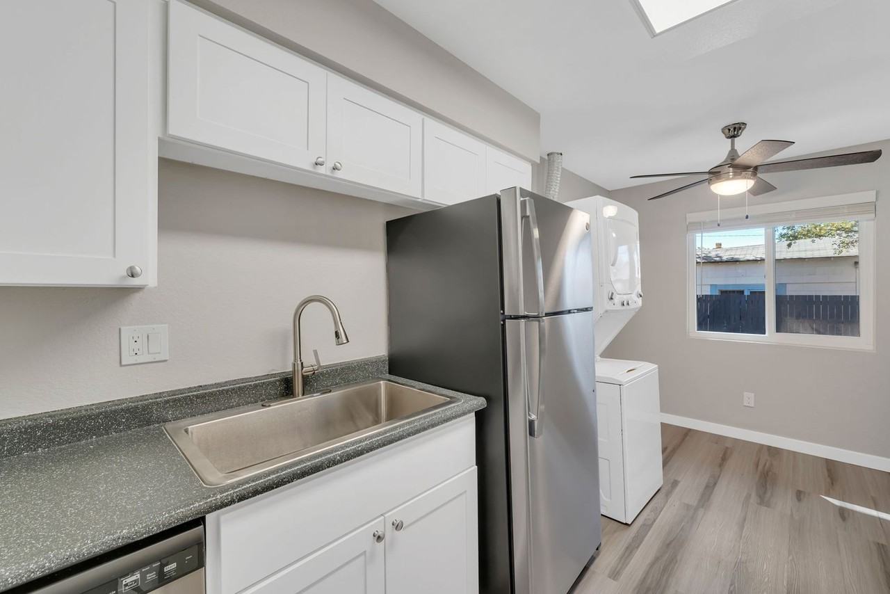 1668 Locust - Photo 5 of 16