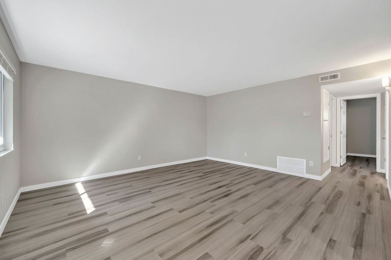 1668 Locust - Photo 6 of 16