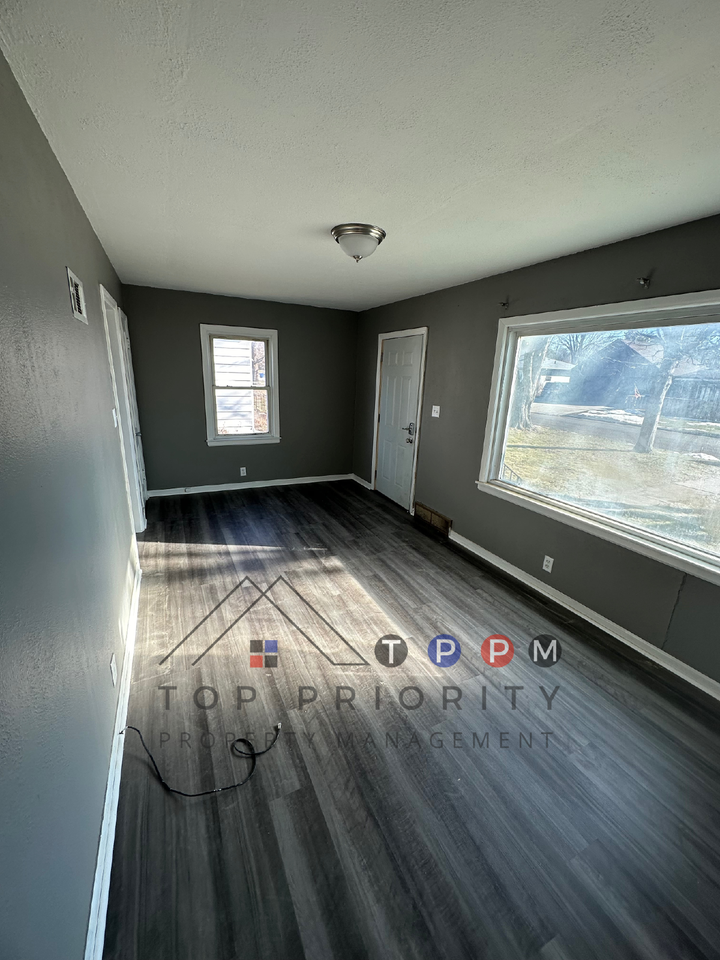 1121 Locke Ave - Photo 2 of 8