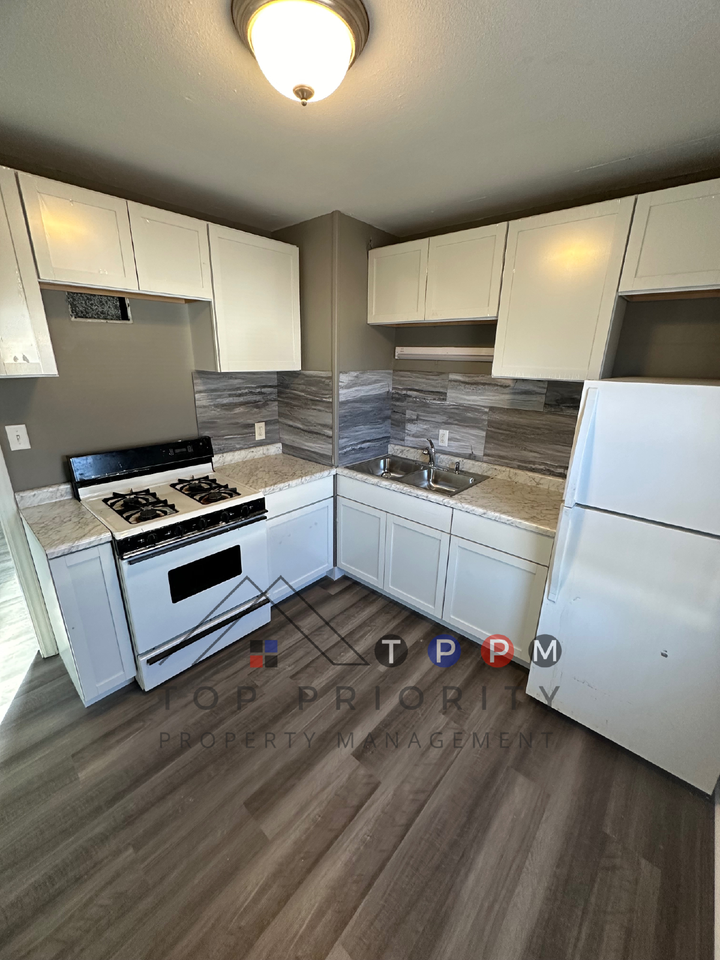 1121 Locke Ave - Photo 3 of 8