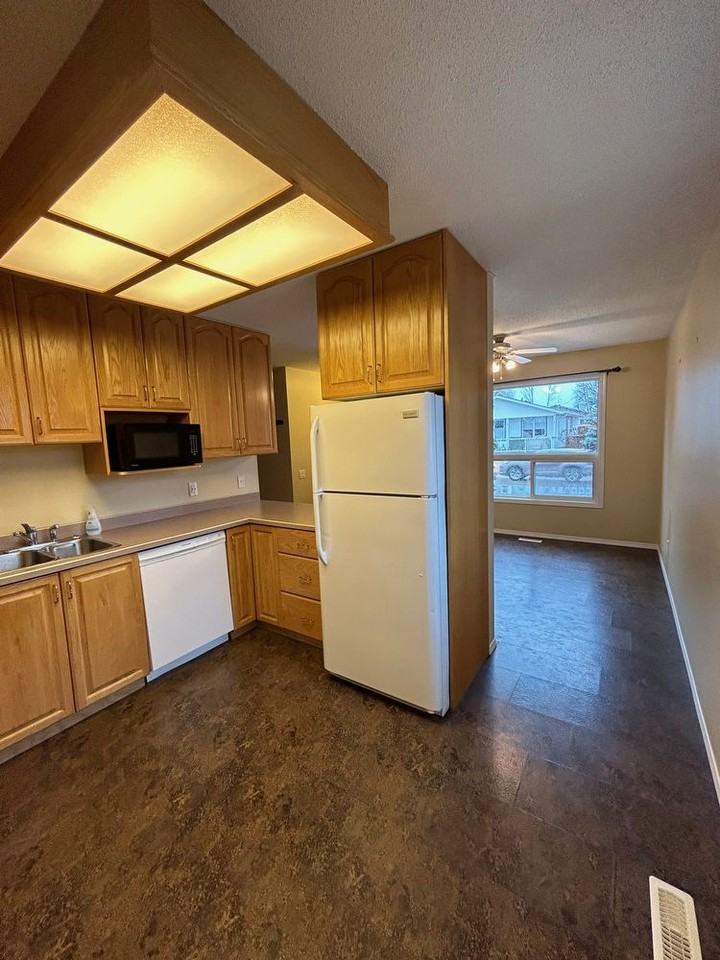 144 Erindale Rd - Photo 3 of 21