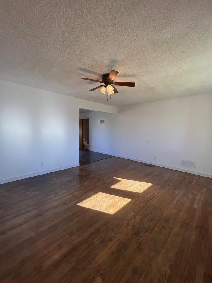 1104 Phelps Dr #1 - Photo 5 of 49