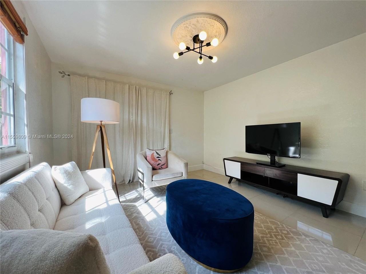 636 Nw 11th St - Photo 3 of 8